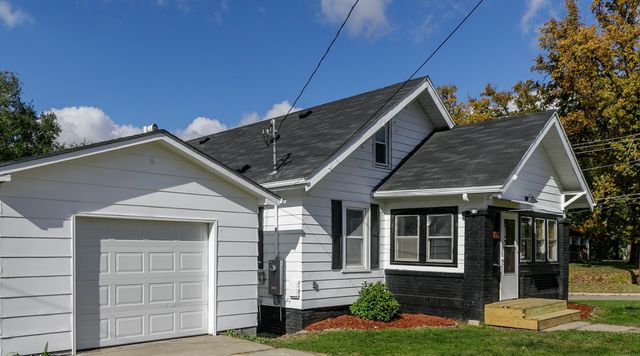 831 1st Street N, Newton, IA 50208