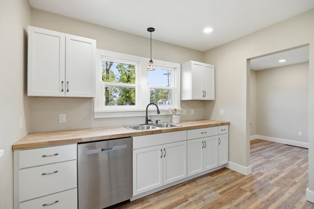 831 1st Street N, Newton, IA 50208