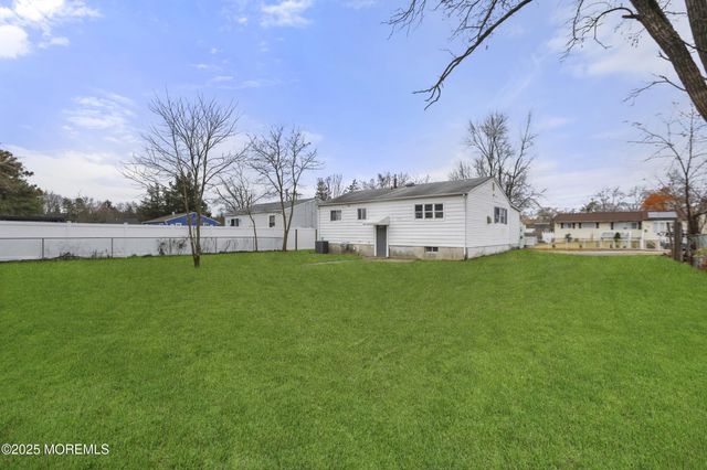 28 Brandies Road, Toms River, NJ 08757