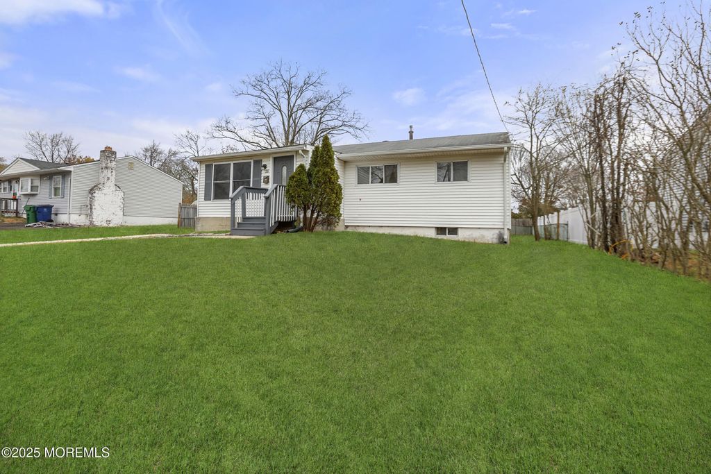 28 Brandies Road, Toms River, NJ 08757