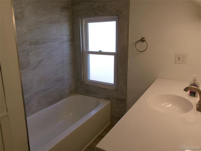 216 E Washington Street, Howell, MI 48843