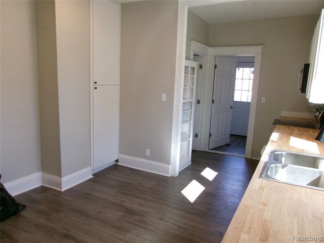 216 E Washington Street, Howell, MI 48843