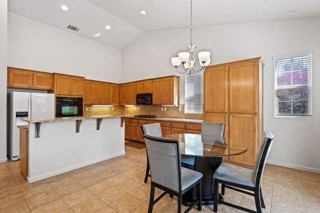 1008 Summer Ln, Patterson, CA 95363