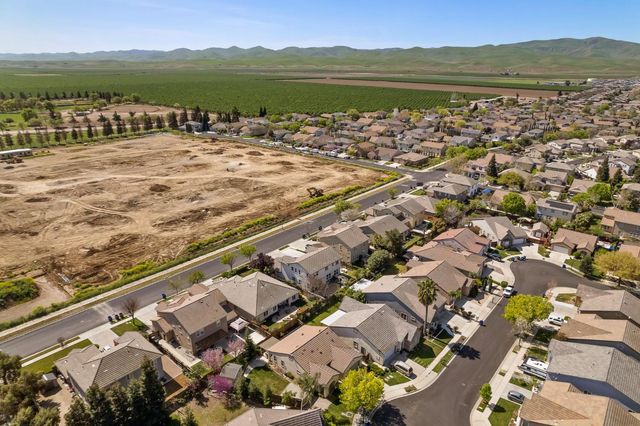 1008 Summer Ln, Patterson, CA 95363