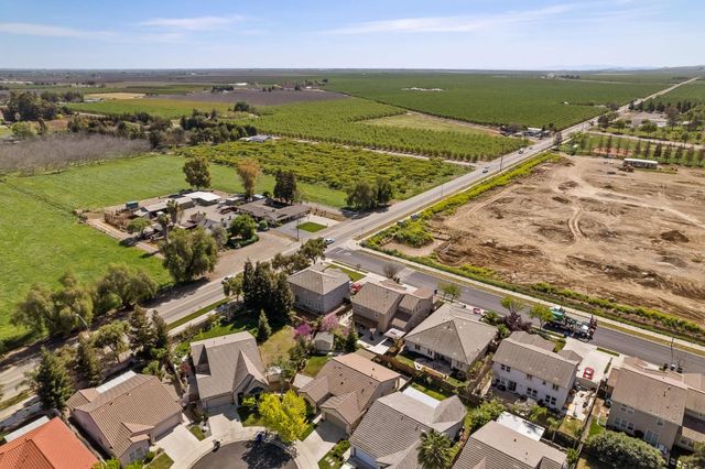 1008 Summer Ln, Patterson, CA 95363