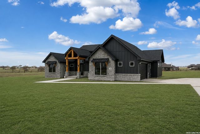 108 PIONEER DR, La Vernia, TX 78121