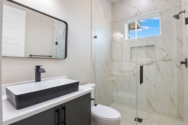 108 PIONEER DR, La Vernia, TX 78121