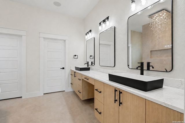 108 PIONEER DR, La Vernia, TX 78121