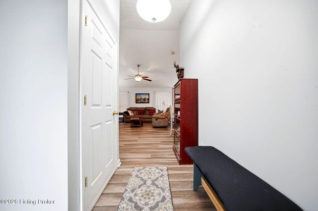 7711 Bridlewood Pl, Louisville, KY 40228