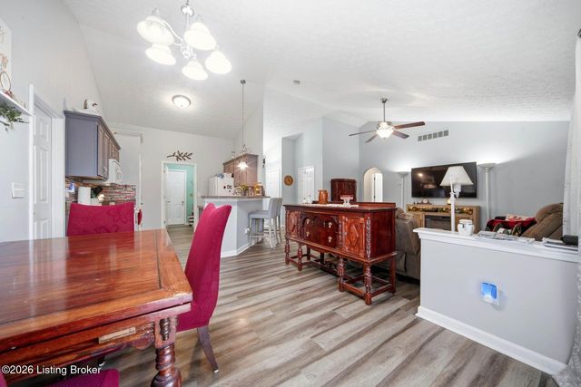7711 Bridlewood Pl, Louisville, KY 40228