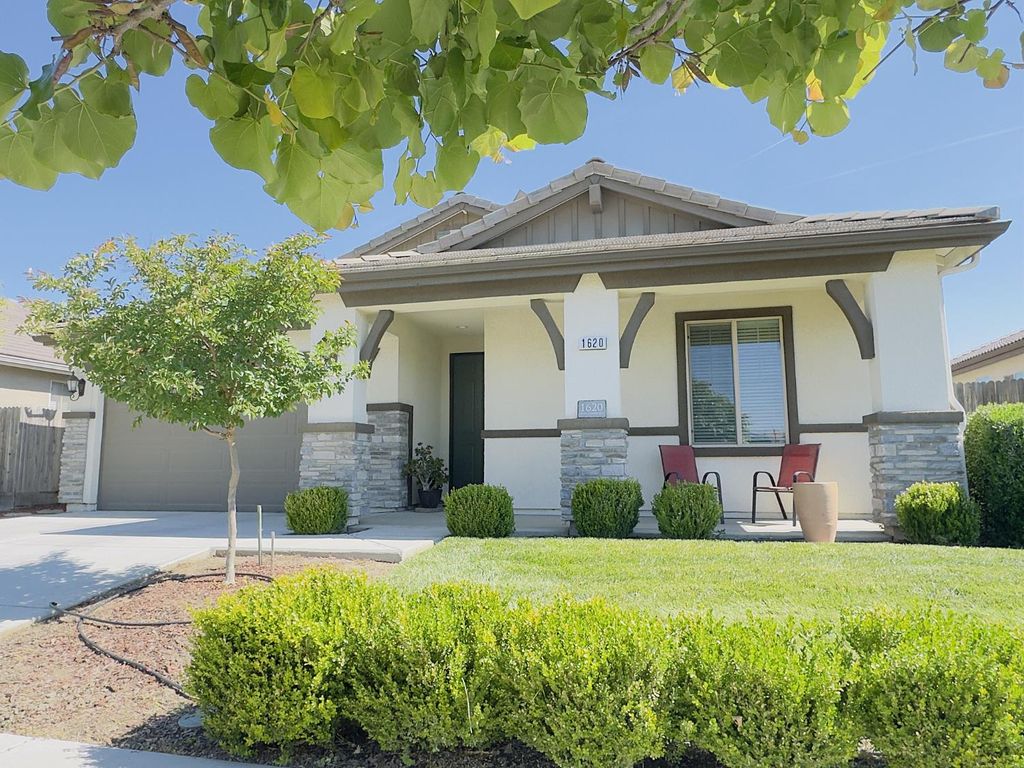 Image 1 of property listing at 1620 W Porter Avenue, Visalia, CA 93291