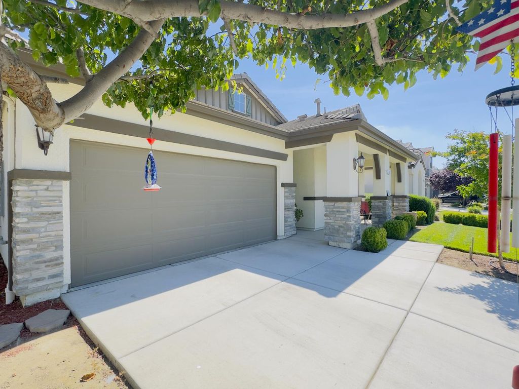 Image 2 of property listing at 1620 W Porter Avenue, Visalia, CA 93291