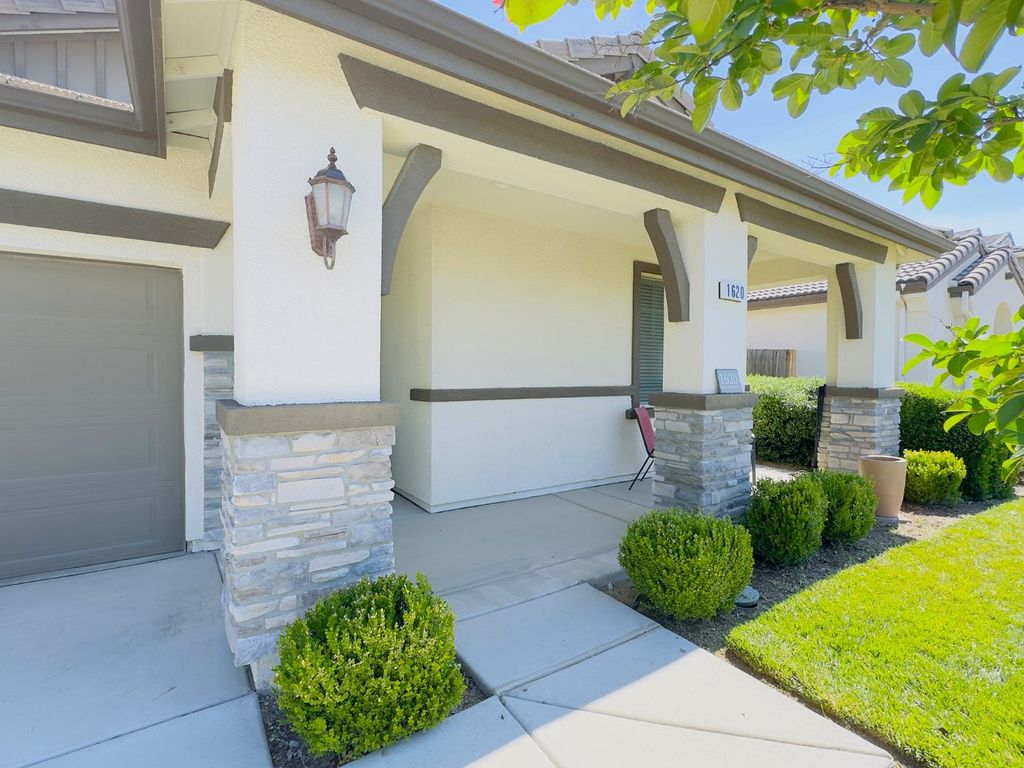 Image 3 of property listing at 1620 W Porter Avenue, Visalia, CA 93291