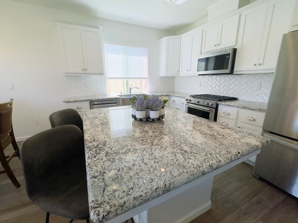 Image 32 of property listing at 1620 W Porter Avenue, Visalia, CA 93291