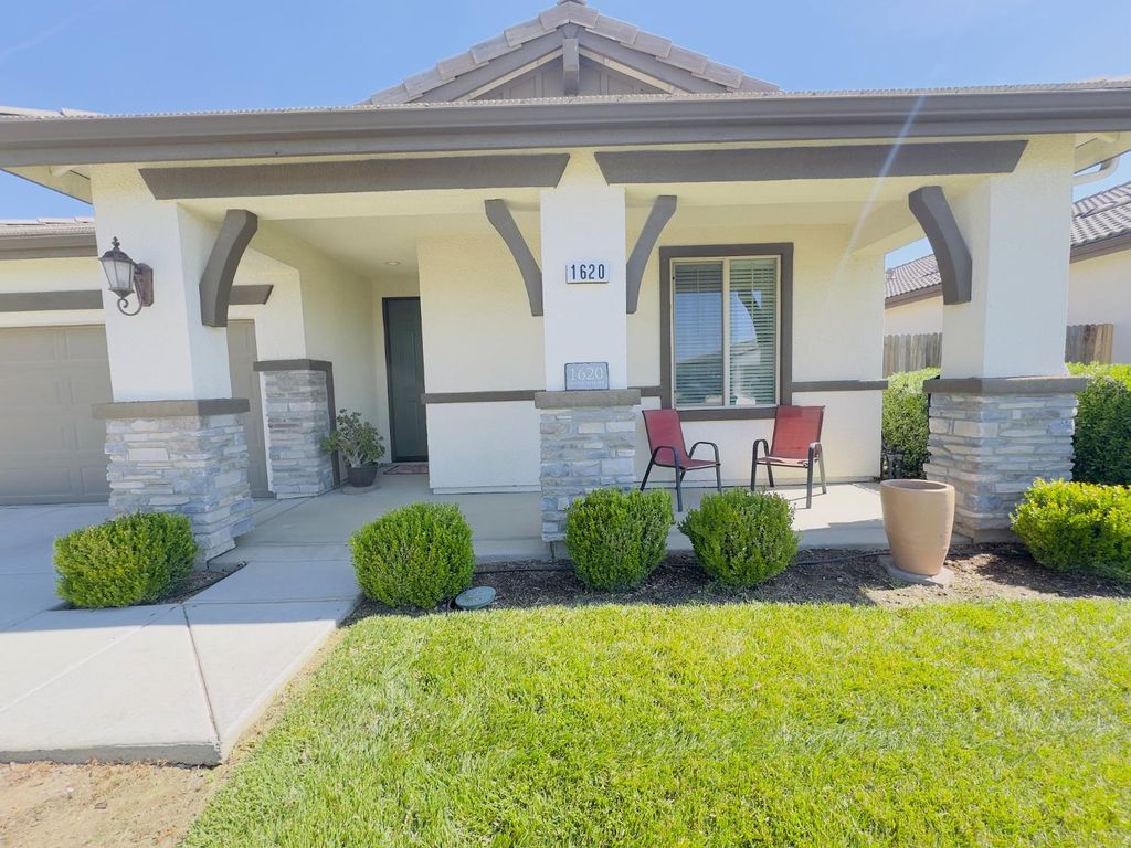 Image 4 of property listing at 1620 W Porter Avenue, Visalia, CA 93291