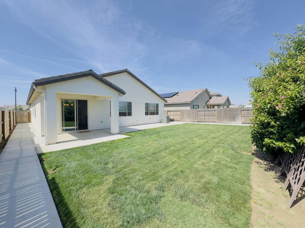Image 44 of property listing at 1620 W Porter Avenue, Visalia, CA 93291