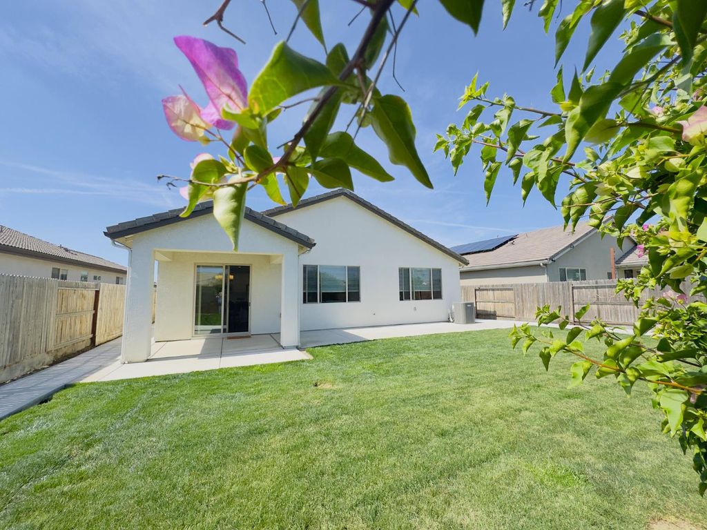 Image 45 of property listing at 1620 W Porter Avenue, Visalia, CA 93291