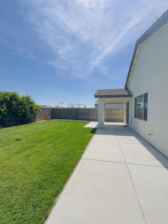 Image 47 of property listing at 1620 W Porter Avenue, Visalia, CA 93291