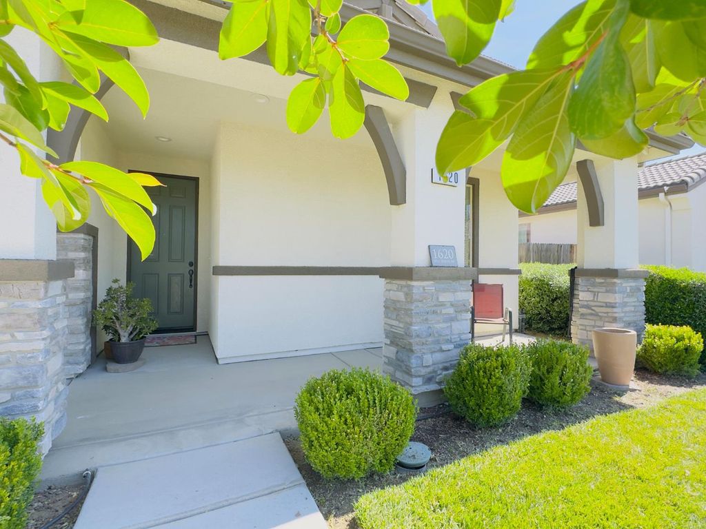 Image 5 of property listing at 1620 W Porter Avenue, Visalia, CA 93291
