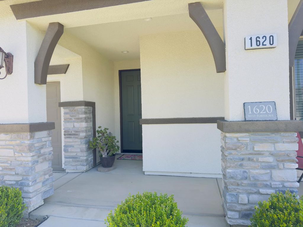 Image 6 of property listing at 1620 W Porter Avenue, Visalia, CA 93291