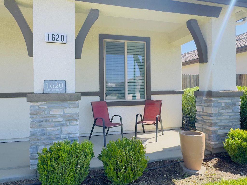 Image 7 of property listing at 1620 W Porter Avenue, Visalia, CA 93291