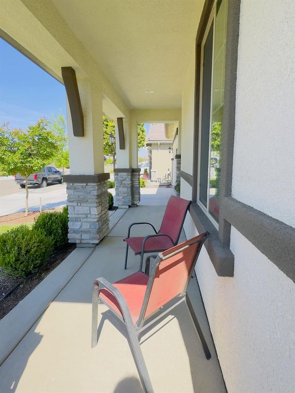 Image 8 of property listing at 1620 W Porter Avenue, Visalia, CA 93291