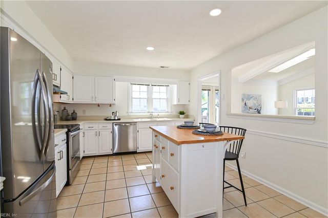 1052 Heatherwood DR, Virginia Beach, VA 23455