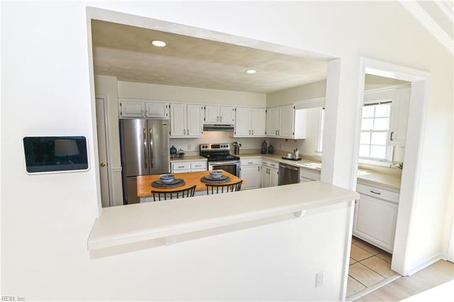 1052 Heatherwood DR, Virginia Beach, VA 23455