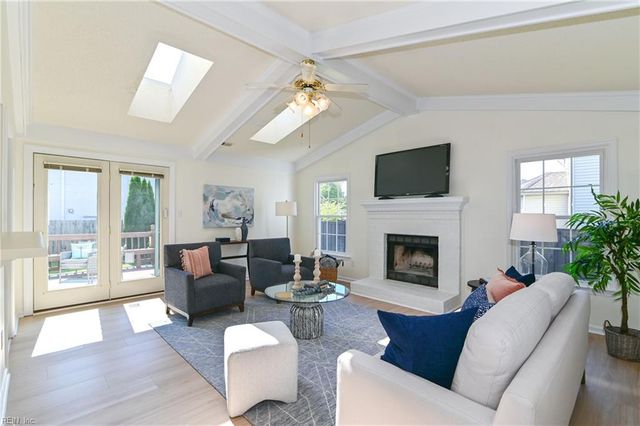 1052 Heatherwood DR, Virginia Beach, VA 23455