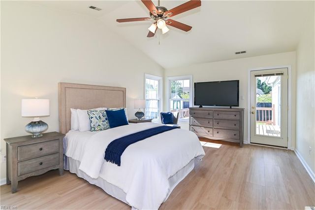 1052 Heatherwood DR, Virginia Beach, VA 23455