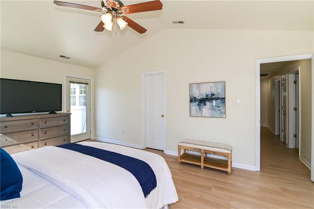 1052 Heatherwood DR, Virginia Beach, VA 23455