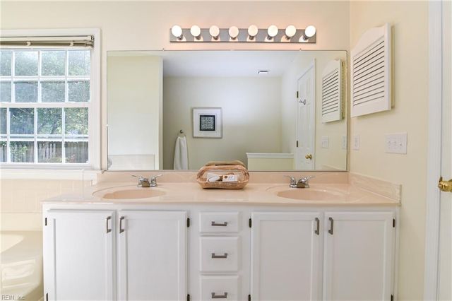 1052 Heatherwood DR, Virginia Beach, VA 23455