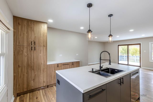 1096 Beechwood Road, Buffalo Grove, IL 60089