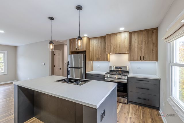 1096 Beechwood Road, Buffalo Grove, IL 60089