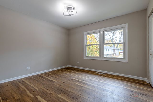 1096 Beechwood Road, Buffalo Grove, IL 60089