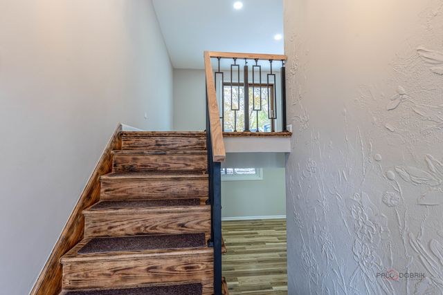 1096 Beechwood Road, Buffalo Grove, IL 60089