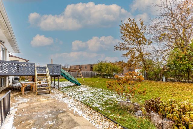 1096 Beechwood Road, Buffalo Grove, IL 60089