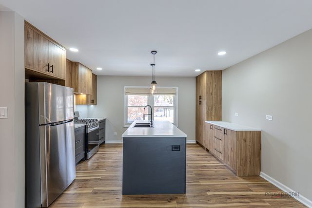 1096 Beechwood Road, Buffalo Grove, IL 60089