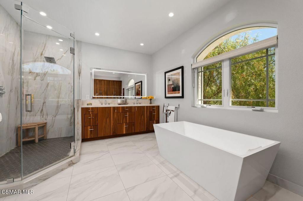Image 5 of property listing at 7616 Ashton Court, West Hills, CA 91304