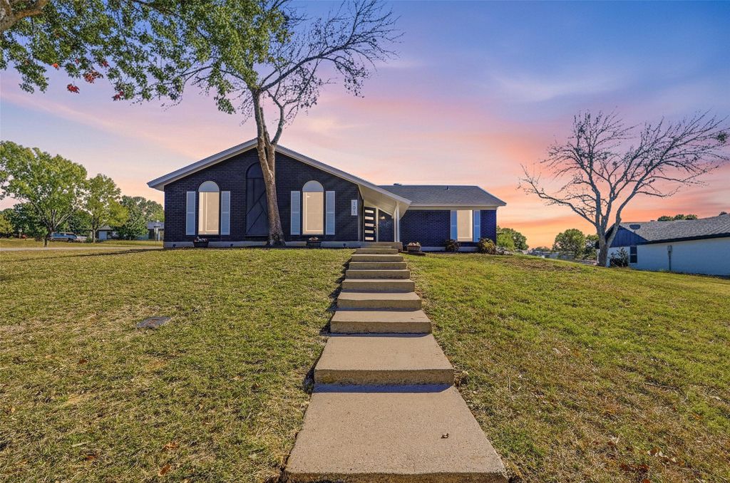 101 Park Trail Place, Joshua, TX 76058