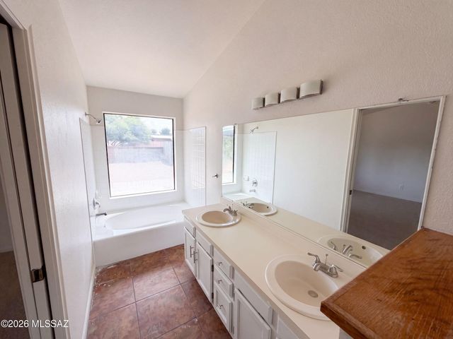 5840 N Belbrook Drive, Tucson, AZ 85741