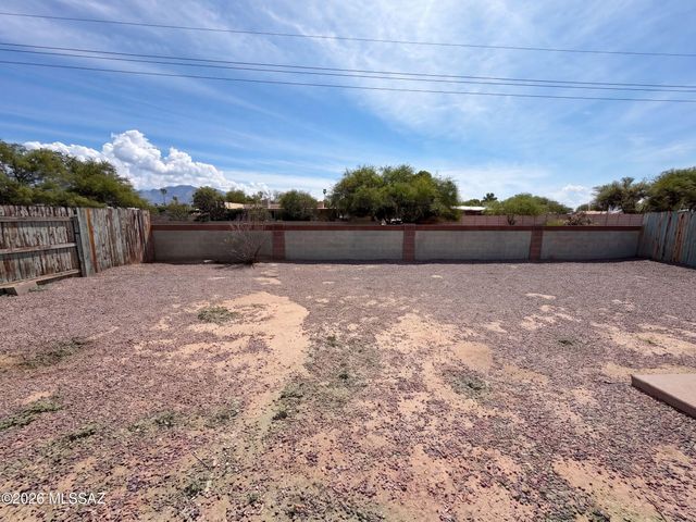 5840 N Belbrook Drive, Tucson, AZ 85741