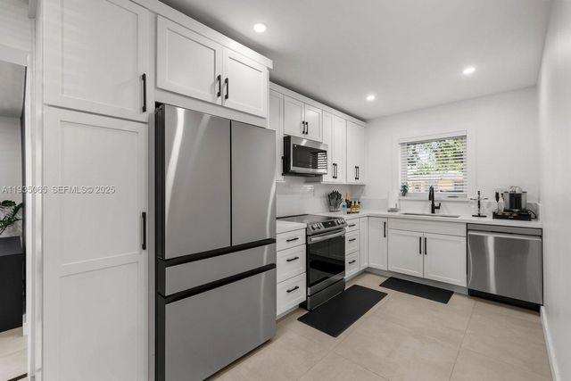 3260 NW 9th St, Miami, FL 33125