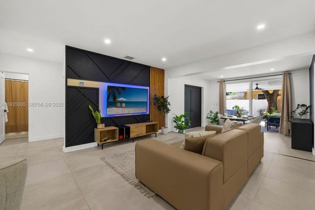 3260 NW 9th St, Miami, FL 33125