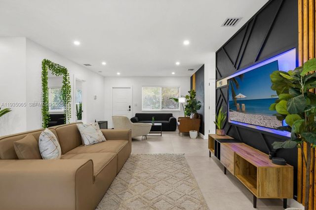 3260 NW 9th St, Miami, FL 33125