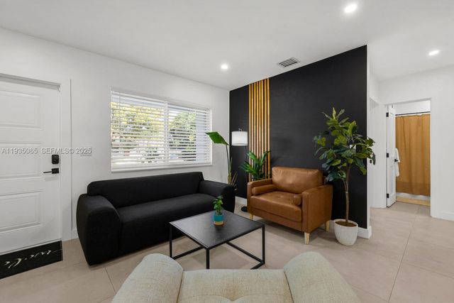 3260 NW 9th St, Miami, FL 33125