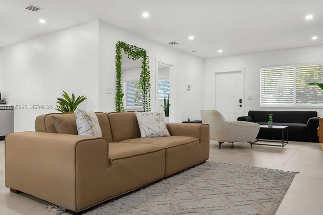 3260 NW 9th St, Miami, FL 33125