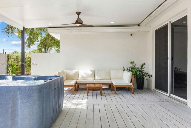 3260 NW 9th St, Miami, FL 33125