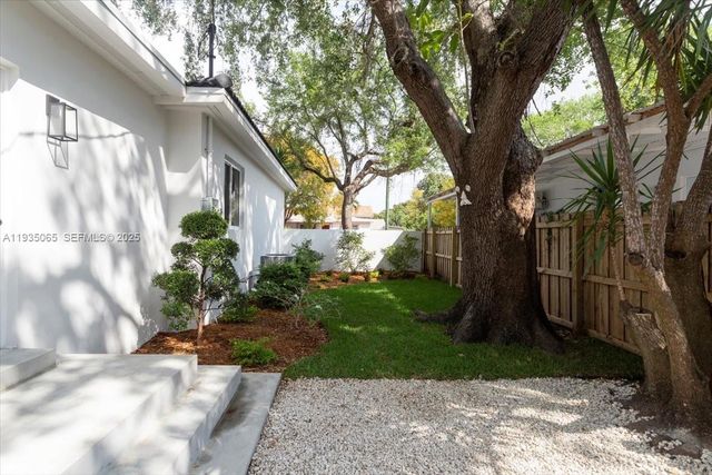 3260 NW 9th St, Miami, FL 33125