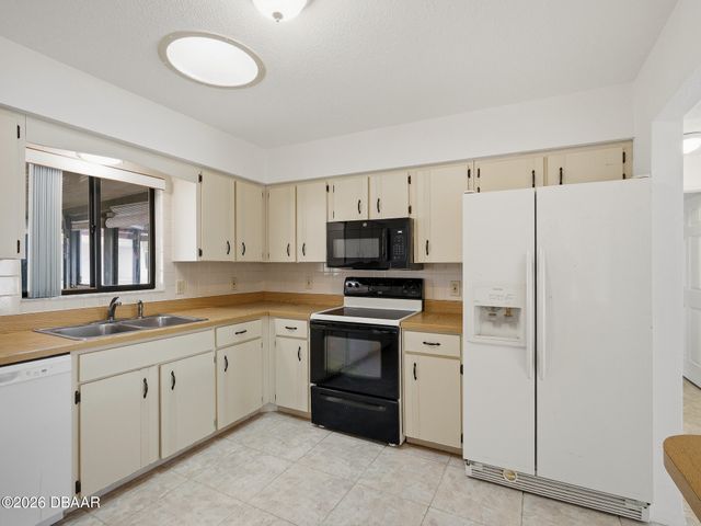 808 E 1st Avenue, New Smyrna Beach, FL 32169